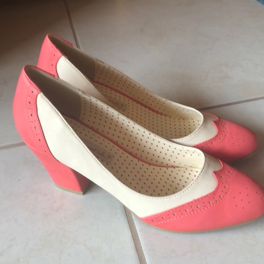 B. A. I. T. shoes size 8. Two tone